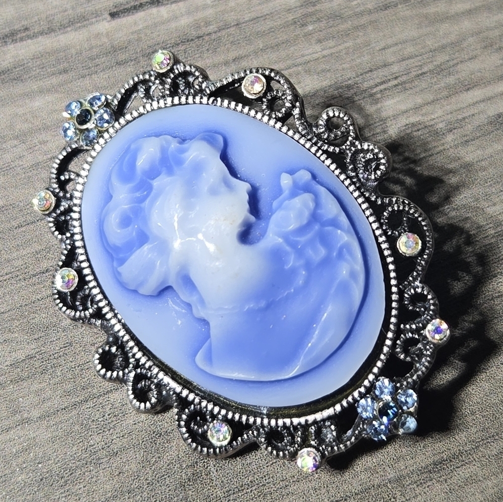 Elegant Vintage Blue Cameo Brooch